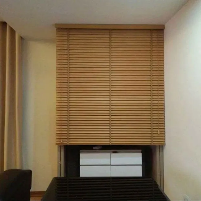 Rèm sáo gỗ che bàn thờ