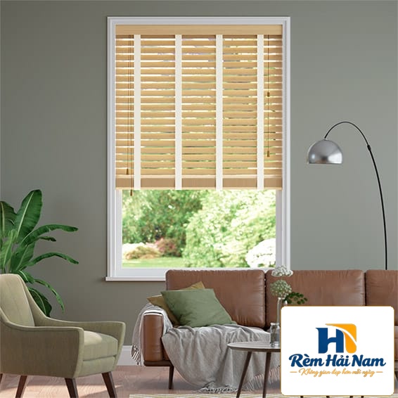 Rèm gỗ phòng khách biệt thự màu nâu đỏ
