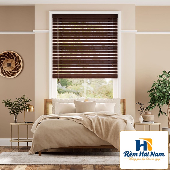 Rèm gỗ phòng ngủ màu vàng sậm cánh gián