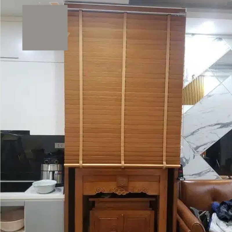 Rèm gỗ che ban thờ phòng khách căn hộ