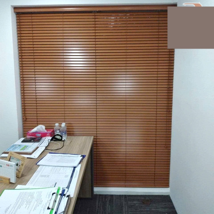 Lắp đặt rèm gỗ lọt lòng cửa kính văn phòng